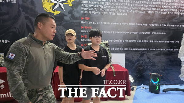 2025 계룡軍문화축제 국방·익스트림 체험관 내에 있는 해병대 홍보관에서 해병대 관계자가 관람중인 어린이들에게 해병대에 대해 설명하고 있는 모습./정예준 기자