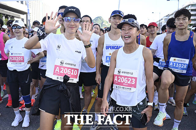 배우 진서연(왼쪽)과 마라톤 감독 권은주가 21일 오전 서울 종로구 광화문광장 일대에서 열린 WWF 2025 서울어스마라톤에 참가해 준비운동을 하고 있다. /장윤석 기자