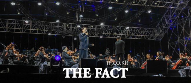 뮤지컬 배우 카이가 노래하고 있다./과천시