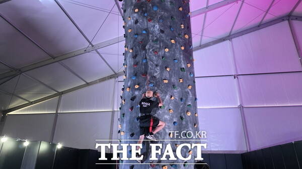 2025 계룡軍문화축제 국방·익스트림 체험관 내에 있는 암벽 등반 체험./정예준 기자