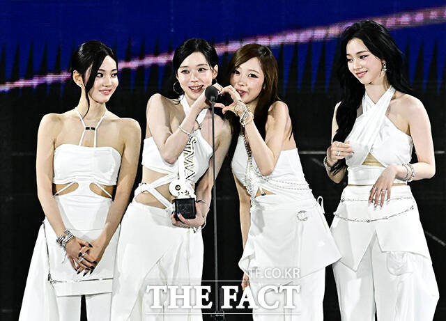 <더팩트>가 주최하고 팬앤스타와 더스퀘어이엔엠이 주관하는 2025 더팩트 뮤직 어워즈(THE FACT MUSIC AWARDS, TMA)가 20일 오후 마카오 아웃도어 퍼포먼스 베뉴에서 열린 가운데 그룹 에스파가 뮤즈 오프 더 이어를 수상한 뒤 소감을 밝히고 있다. /마카오=배정한 기자
