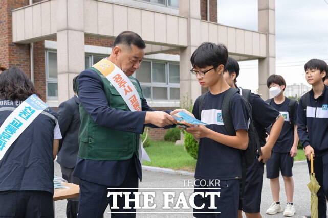 최원철 공주시장이 19일 공주중학교에서 열린 청소년을 대상으로 한 맞춤형 교통안전 캠페인에 참여하고 있다. /공주시