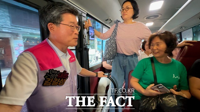 지난 12일 오후 2시 10분, 25인승 중구 순환버스 내편중구버스는 보조석까지 빼곡히 채워졌다. 사진은 버스 안에서 구민들과 이야기를 나누는 김길성 중구청장./중구