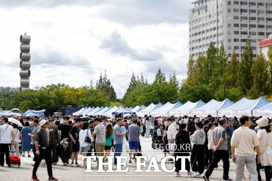 20일 2025년 고양시 전국 막걸리축제를 찾은 전국의 막걸리 마니아들이 일산문화광장을 가득 메우고 있다./고양시