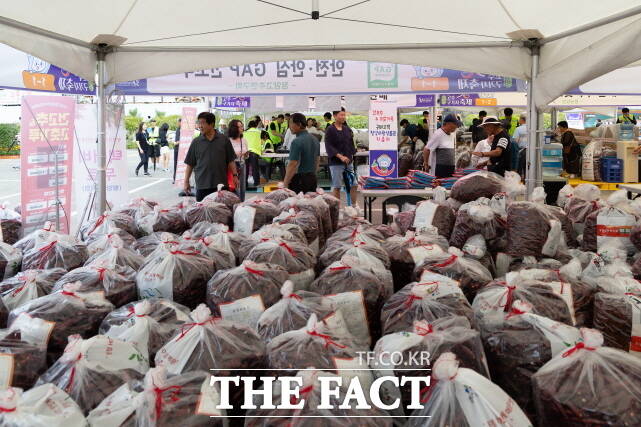 관람객들이 21일 2025청양고추구기자축제 건고추 및 고춧가루 판매장에서 구매하고 있다. /청양군