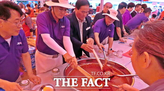 김돈곤 청양군수(왼쪽 2번째)와 김기준 청양군의장(왼쪽), 임상기 청양군의회 부의장(왼쪽 3번째) 등이 21일 2025청양고추구기자축제에서 고추 구기자 고추장담기체험을 하고 있다. /김형중 기자