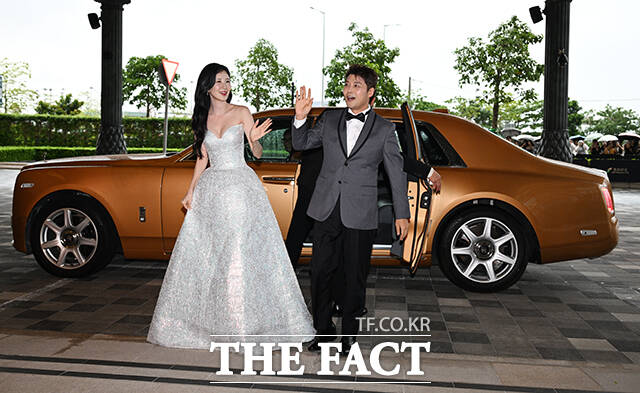 <더팩트>가 주최하고 팬앤스타와 더스퀘어이엔엠이 주관하는 2025 더팩트 뮤직 어워즈(THE FACT MUSIC AWARDS, TMA)가 20일 오후 마카오 아웃도어 퍼포먼스 베뉴에서 열린 가운데 사회를 맡은 그룹 소녀시대의 서현(왼쪽)과 방송인 전현무가 손을 흔들고 있다. /마카오=박헌우 기자