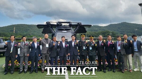 K-GDEX 2025에 참가한 주요 내빈들이 UAM 앞에서 기념 촬영을 하고 있다./계룡시