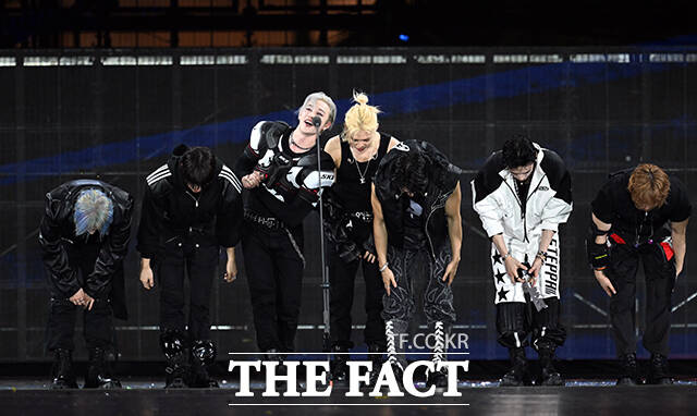 <더팩트>가 주최하고 팬앤스타와 더스퀘어이엔엠이 주관하는 2025 더팩트 뮤직 어워즈(THE FACT MUSIC AWARDS, TMA)가 20일 오후 마카오 아웃도어 퍼포먼스 베뉴에서 열린 가운데 스트레이키즈가 아너 오브 더 이어를 수상한 뒤 인사를 하고 있다. /마카오=임영무 기자