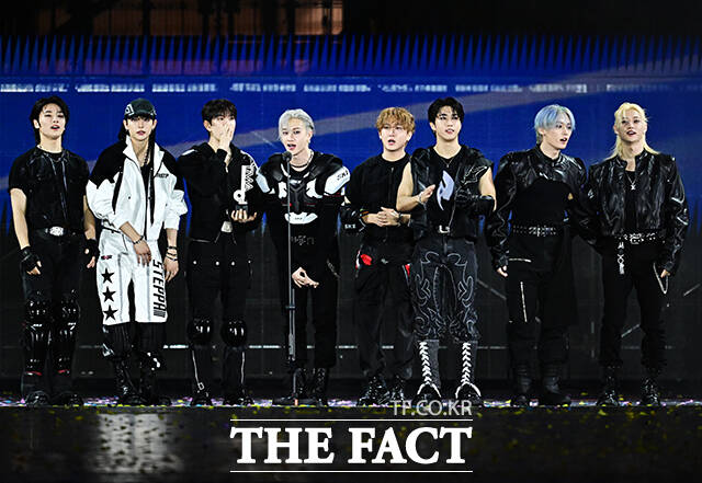 <더팩트>가 주최하고 팬앤스타와 더스퀘어이엔엠이 주관하는 2025 더팩트 뮤직 어워즈(THE FACT MUSIC AWARDS, TMA)가 20일 오후 마카오 아웃도어 퍼포먼스 베뉴에서 열린 가운데 그룹 스트레이 키즈가 레코드 오프 더 이어를 수상한 뒤 소감을 밝히고 있다. /마카오=배정한 기자