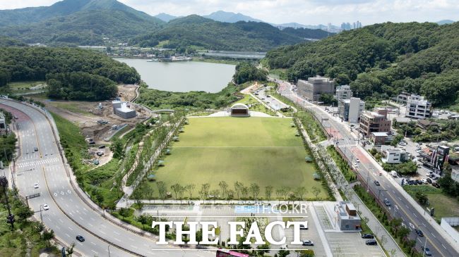 백운호수공원 잔디광장 전경./의왕시