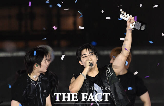 <더팩트>가 주최하고 팬앤스타와 더스퀘어이엔엠이 주관하는 2025 더팩트 뮤직 어워즈(THE FACT MUSIC AWARDS, TMA)가 20일 오후 마카오 아웃도어 퍼포먼스 베뉴에서 열린 가운데 아너 오브 더 이어를 수상한 스트레이키즈의 한이 트로피를 들어 보이고 있다. /마카오=임영무 기자