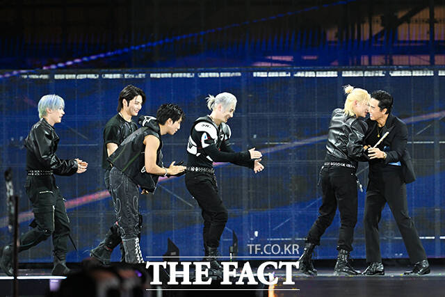 <더팩트>가 주최하고 팬앤스타와 더스퀘어이엔엠이 주관하는 2025 더팩트 뮤직 어워즈(THE FACT MUSIC AWARDS, TMA)가 20일 오후 마카오 아웃도어 퍼포먼스 베뉴에서 열린 가운데 그룹 스트레이 키즈(Stray Kids)가 TMA 인기상을 수상하고 있다. /마카오=서예원 기자