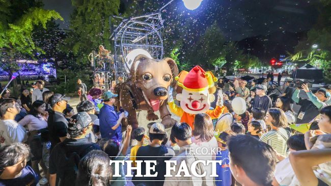 과천공연예술축제 캐릭터 로그가 관람객들로부터 인기를 끌었다./과천시