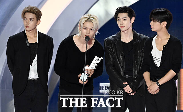 <더팩트>가 주최하고 팬앤스타와 더스퀘어이엔엠이 주관하는 2025 더팩트 뮤직 어워즈(THE FACT MUSIC AWARDS, TMA)가 20일 오후 마카오 아웃도어 퍼포먼스 베뉴에서 열린 가운데 엔하이픈 니키(왼쪽 두 번째)가 현장 관객이 선택한 투데이스 초이스를 수상한 뒤 소감을 밝히고 있다. /마카오=임영무 기자