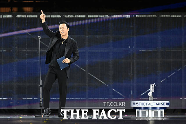 <더팩트>가 주최하고 팬앤스타와 더스퀘어이엔엠이 주관하는 2025 더팩트 뮤직 어워즈(THE FACT MUSIC AWARDS, TMA)가 20일 오후 마카오 아웃도어 퍼포먼스 베뉴에서 열린 가운데 세계적인 액션배우 겸 감독 견자단이 TMA 인기상을 시상하고 있다. /마카오=서예원 기자