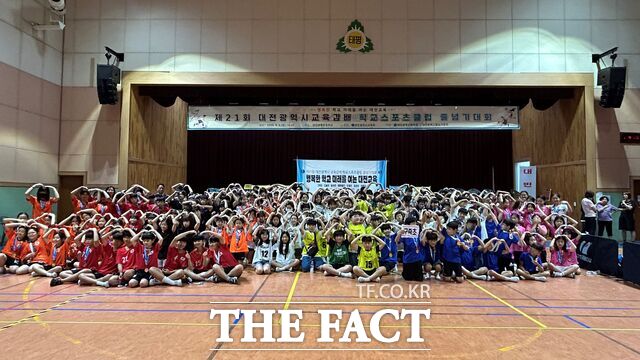 제21회 대전시교육감배 학교스포츠클럽 줄넘기대회에 참가한 학생들이 기념 촬영을 하고 있다 ./대전시교육청