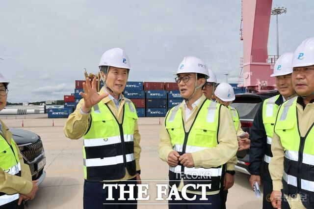 포항시와 해양수산부가 APEC 영일만항 크루즈 운영지원 상황을 점검했다. / 포항시