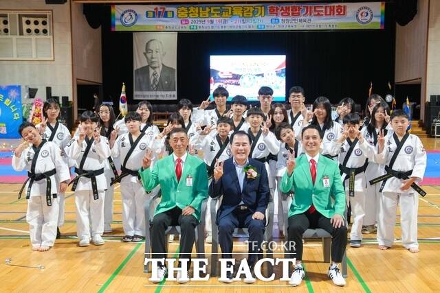 20일 청양군민체육관에서 열린 ‘충남도교육감기 학생합기도대회’에 김지철 충남도교육감이 참석해 학생들과 함께 기념 촬영을 하고 있다. /충남도교육청