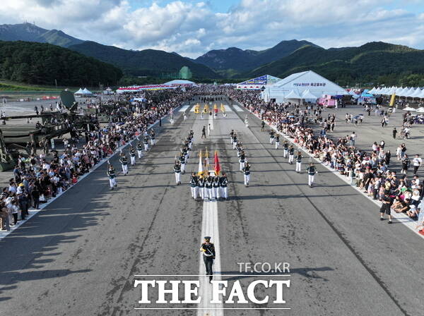 2025 계룡軍문화축제 퍼레이드가 펼쳐지고 있는 모습./계룡시