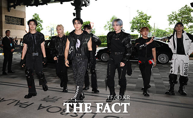 <더팩트>가 주최하고 팬앤스타와 더스퀘어이엔엠이 주관하는 2025 더팩트 뮤직 어워즈(THE FACT MUSIC AWARDS, TMA)가 20일 오후 마카오 아웃도어 퍼포먼스 베뉴에서 열린 가운데 그룹 스트레이 키즈(Stray Kids)가 레드카펫으로 입장하고 있다. /마카오=박헌우 기자