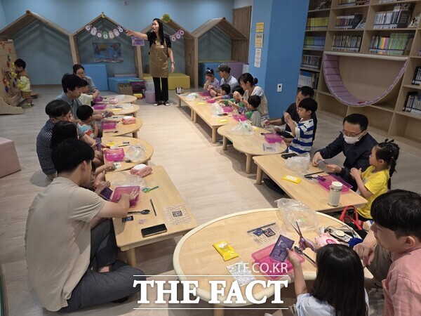 대전 대덕구가 20일 대덕구육아복합마더센터에서 열린 아빠랑 놀아요 마을축제를 개최했다. 사진은 아이들과 부모님들이 아빠랑 슬라임 만들기 체험을 진행하고 있다./대전 대덕구