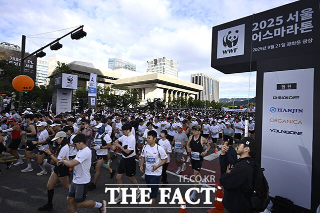 WWF 2025 서울어스마라톤이 21일 오전 서울 종로구 광화문광장 일대에서 열린 가운데 참가자들이 힘차게 달리고 있다. /장윤석 기자