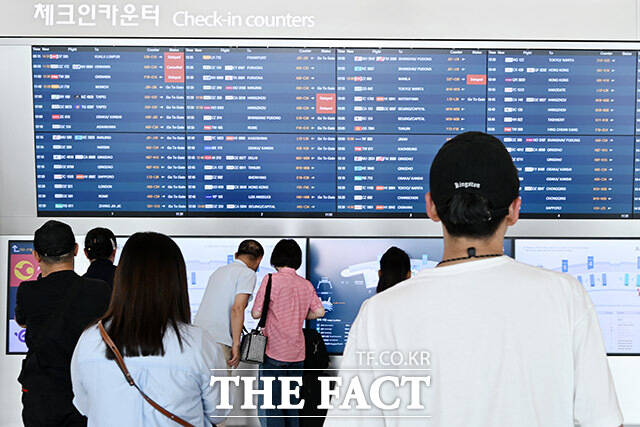 최근 해외여행 수요가 증가하면서 여행사가 임의로 일정을 취소하고 환불을 거부하는 등 관련 피해가 지속적으로 늘어나는 것으로 나타났다. 본격적인 여름 휴가철이 시작된 7월24일 인천국제공항 제1여객터미널 출국장이 해외여행을 떠나는 여행객들로 북적이고 있다. /남용희 기자