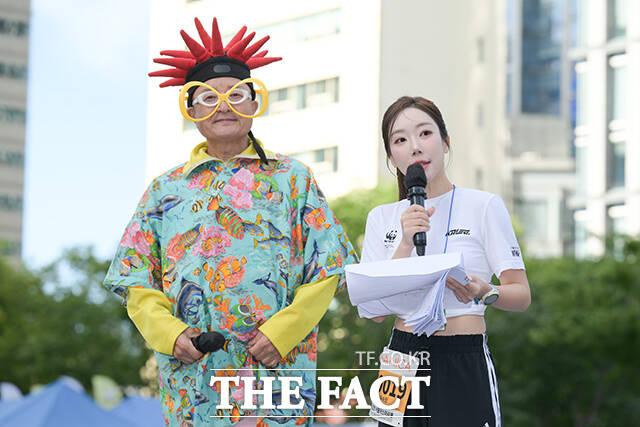 MC로 출격한 뚝딱이 아저씨 김종석(왼쪽)과 아나운서 유수민.