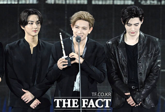 <더팩트>가 주최하고 팬앤스타와 더스퀘어이엔엠이 주관하는 2025 더팩트 뮤직 어워즈(THE FACT MUSIC AWARDS, TMA)가 20일 오후 마카오 아웃도어 퍼포먼스 베뉴에서 열린 가운데 엔하이픈 희승(가운데)이 아이콘 오브 더 이어를 수상한 뒤 소감을 밝히고 있다. /마카오=임영무 기자