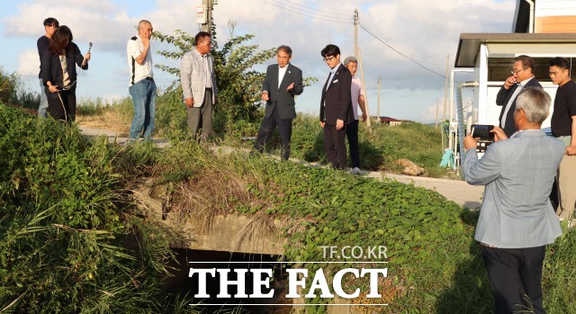 윤준병 의원이 심원면 화산마을을 직접 방문해 주민들의 의견을 직접 청취하고 함께 동행한 기초․광역의원들과 민원 해결을 위한 협의를 이어갔다. /윤준병 의원실