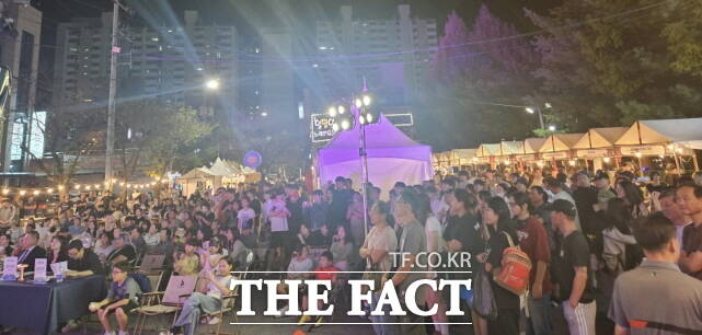 세종시가 지난 19일 조치원 침산리 행복11길 일원에서 청년의 날 기념행사인 젊음이 빛나는 밤을 열고 있다. /세종시