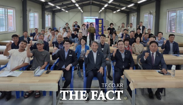 윤준병 의원이 20일 심원면 만돌갯벌체험장에서 약 100여 명의 주민들과 함께 토방청담(土訪聽談)을 진행했다. /윤준병 의원실