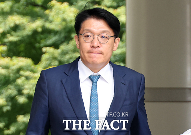 김건희 여사 연루 의혹들을 수사하는 민중기 특별검사팀이 오는 23일 김 여사 측에 공천을 받기 위해 고가의 그림을 전달한 의혹으로 구속된 김상민 전 부장검사를 조사한다. 김 전 검사가 구속된 이후 첫 조사다. /이새롬 기자