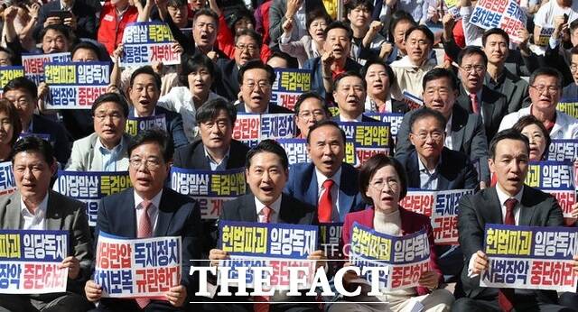 21일 동대구역 광장에서 장외투쟁에 나선 장동혁 국민의힘 대표(사진 앞줄 왼쪽에서 세 번째)와 송언석 원내대표, 이인선 의원. /뉴시스