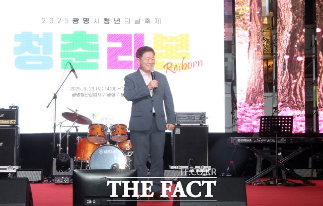 박승원 광명시장이 청춘:Re;born(리본) 개막식에서 인사말을 하고 있다./광명시
