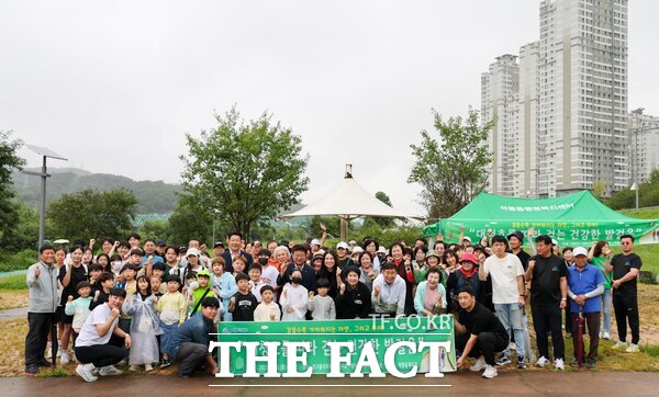 최충규 대덕구청장과 석봉동 주민들이 20일 석봉동 일원에서 열린 석봉동 걷기대회를 마친 후 파이팅을 외치며 기념 촬영을 하고 있다./대전 대덕구