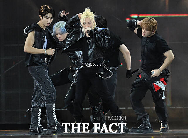 <더팩트>가 주최하고 팬앤스타와 더스퀘어이엔엠이 주관하는 2025 더팩트 뮤직 어워즈(THE FACT MUSIC AWARDS, TMA)가 20일 오후 마카오 아웃도어 퍼포먼스 베뉴에서 열린 가운데 스트레이키즈가 화려한 무대를 펼치고 있다. /마카오=임영무 기자