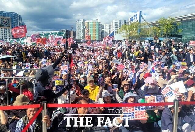 21일 동대구역 광장에서 열린 국민의힘 장외투쟁에는 당원 등 7만 명이 참석했다. /박병선 기자