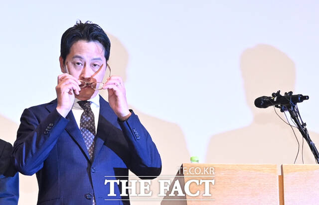 960만 여명의 회원을 보유한 롯데카드의 해킹 사고가 발생한 가운데, 조좌진 롯데카드 대표이사가 지난 18일 오후 서울 중구 부영태평빌딩에서 사이버 침해 사고에 대한 사과 및 고객 보호 조치 등과 관련해 입장을 밝히기 위해 안경을 고쳐쓰고 있다. /이새롬 기자