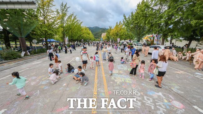 관람객들이 차 없는 거리 분필로에서 즐기는 모습./과천시