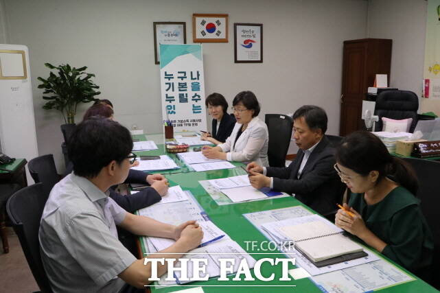 부여군이 지난 19일 농림축산식품부의 농어촌 기본소득 시범사업 유치를 위해 전담 TF팀을 꾸리고 회의에 들어갔다. /부여군