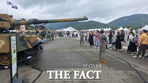 2025 계룡軍문화축제 및 지상군페스티벌에서 선보인 軍 전투 장비 전시장에서 관람객들이 장비를 살펴보며 기념 촬영을 하고 있는 모습./정예준 기자