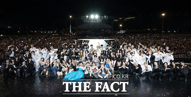 더팩트가 주최하고 팬앤스타와 더스퀘어이엔엠이 주관하는 2025 더팩트 뮤직 어워즈(THE FACT MUSIC AWARDS, TMA)가 20일 오후 마카오 아웃도어 퍼포먼스 베뉴에서 열린 가운데 출연진들이 기념촬영을 하고 있다. /마카오=박헌우 기자