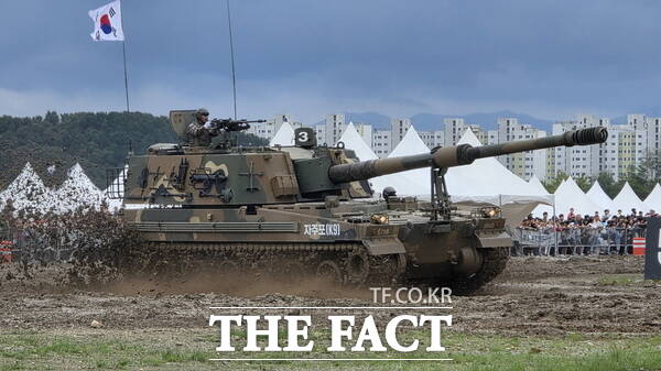 2025 계룡軍문화축제 및 지상군페스티벌에서 선보인 제병합동전투시범에서 K9 자주포가 기동 시범을 하고 있는 모습./정예준 기자