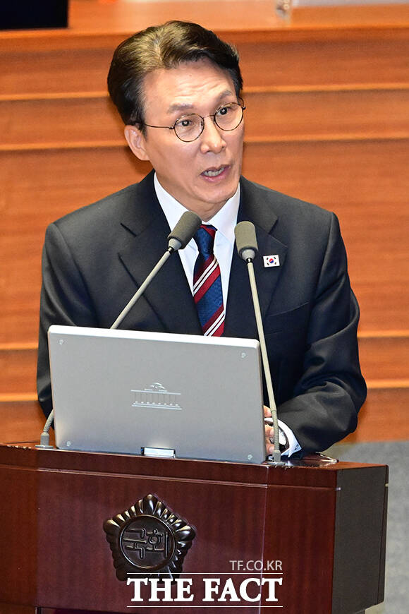 김민석 국무총리가 최근 KT와 롯데카드에서 발생한 대규모 해킹 사고와 관련해 대응 상황을 긴급 점검한다. 김민석 국무총리가 18일 오후 서울 여의도 국회에서 열린 교육·사회·문화 분야 대정부질문에 출석해 질의 답변을 하고 있다. /남윤호 기자