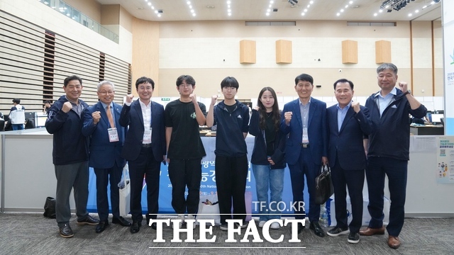 김지철 충남교육감이 광주에서 열리는 ‘2025년 제60회 광주시 전국기능경기대회’ 경기장을 찾아 출전 선수들 및 관계자들과 함께 화이팅을 외치고 있다. /충남교육청