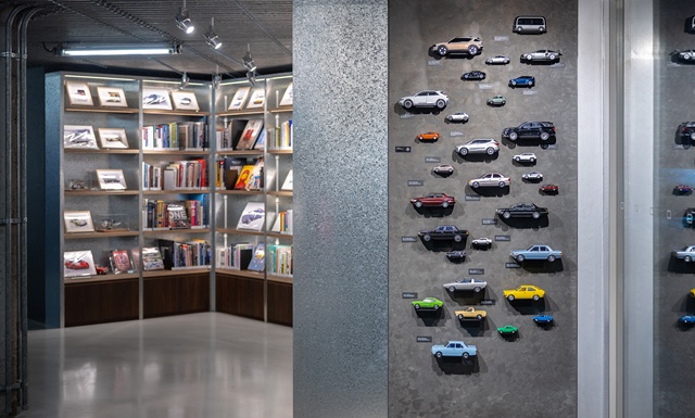 현대 모터스튜디오 서울 1·2층에 조성된 오토라이브러리. 자동차 관련 서적과 아이템이 전시돼 있으며, 벽면에는 현대차 주요 모델의 모형이 진열돼 있다. /현대자동차