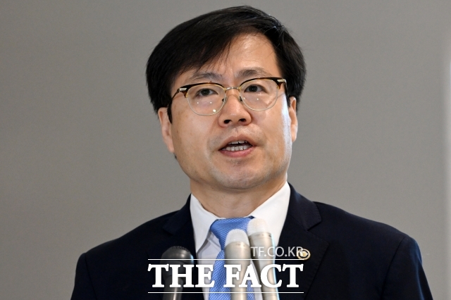 여한구 산업통상자원부 통상교섭본부장이 22일 한미 관세협상 후속 논의와 관련해 7월 한미 관세협상 타결과 8월 정상회담 이후 국익을 최우선으로 생각하며 미국 정부와 세부 협의를 이어가고 있다고 밝혔다. 사진은 여 본부장이 지난 6월 22일 인천국제공항 제2터미널을 통해 미국 워싱턴 D.C로 출국하기 전 취재진의 질문에 답하고 있는 모습. /남용희 기자