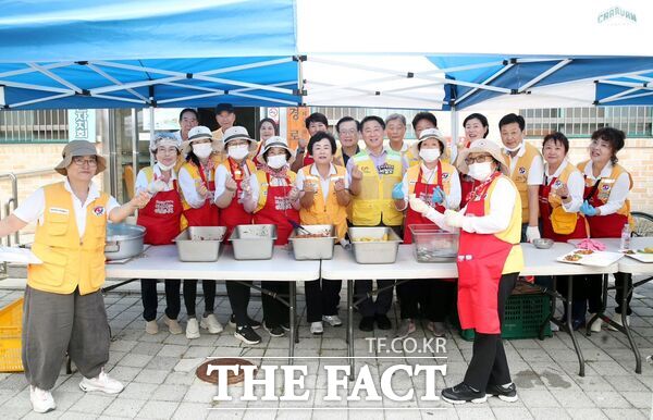 대전 서구가 20일 정림동 수밋들공원에서 서구자원봉사센터 주최로 △대한적십자사봉사회 서구협의회 △대전과학기술대학교 △온정봉사단 △대한가수협회 대전광역시지회가 참여해 ‘IBK기업은행과 함께하는 참 좋은 사랑의 밥차’ 봉사활동을 펼치고 있다. /대전 서구